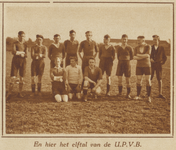 873066 Groepsportret van het elftal van de Utrechtsche Provinciale Voetbalbond (U.P.V.B.) bij de erewedstrijd ter ...